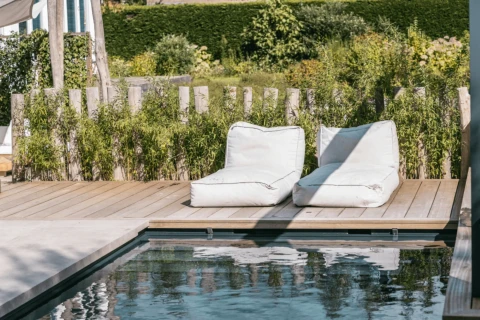 Loungetuin met water